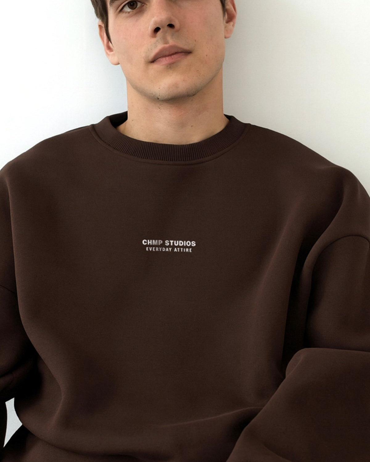 Erkek Oversize Sweatshirt CHMP STUDIOS Kahverengi – Bisiklet Yaka, 3 İplik Şardounlu Polar
