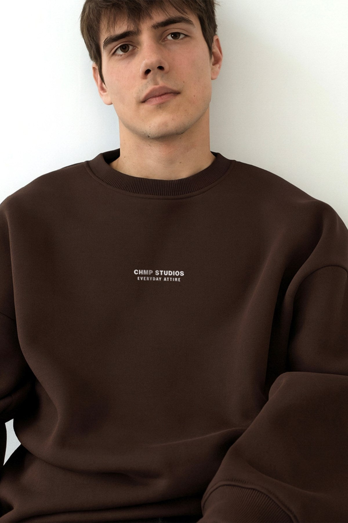 Erkek Oversize Sweatshirt CHMP STUDIOS Kahverengi – Bisiklet Yaka, 3 İplik Şardounlu Polar