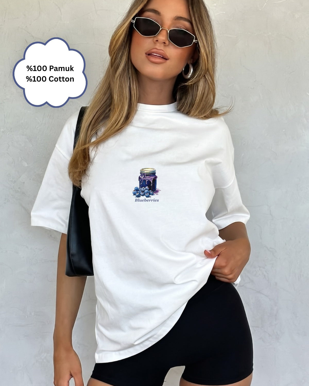 Kadın Oversize Tişört Blueberry Muse Baskılı Beyaz – Bisiklet Yaka, Rahat Kalıp, %100 Pamuk