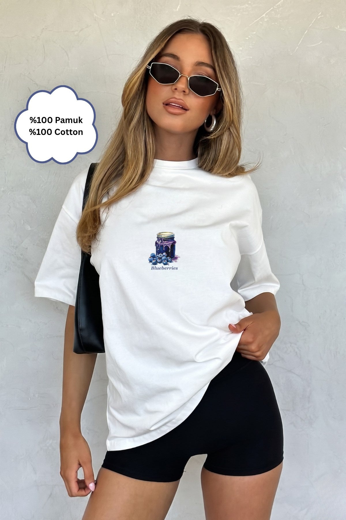 Kadın Oversize Tişört Blueberry Muse Baskılı Beyaz – Bisiklet Yaka, Rahat Kalıp, %100 Pamuk