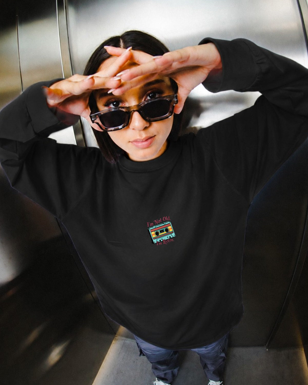 Kadın Oversize Sweatshirt Retro Kaset Baskılı Siyah – Bisiklet Yaka, 3 İplik Şardonlu Polar
