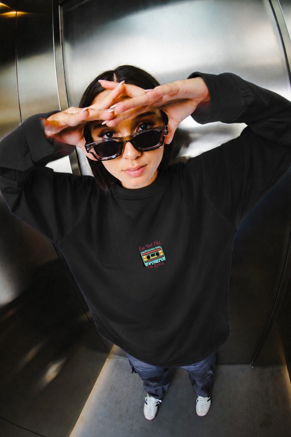 Kadın Oversize Sweatshirt Retro Kaset Baskılı Siyah – Bisiklet Yaka, 3 İplik Şardonlu Polar