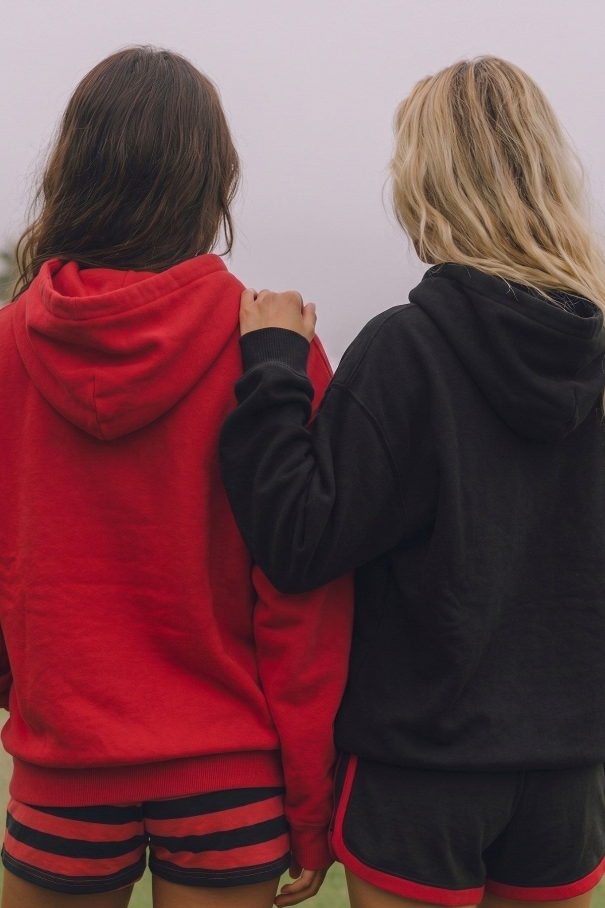 Unisex 2’li Oversize Basic Hoodie Siyah & Kırmızı – Kapüşonlu, Cepli, 3 İplik Şardonlu Polar