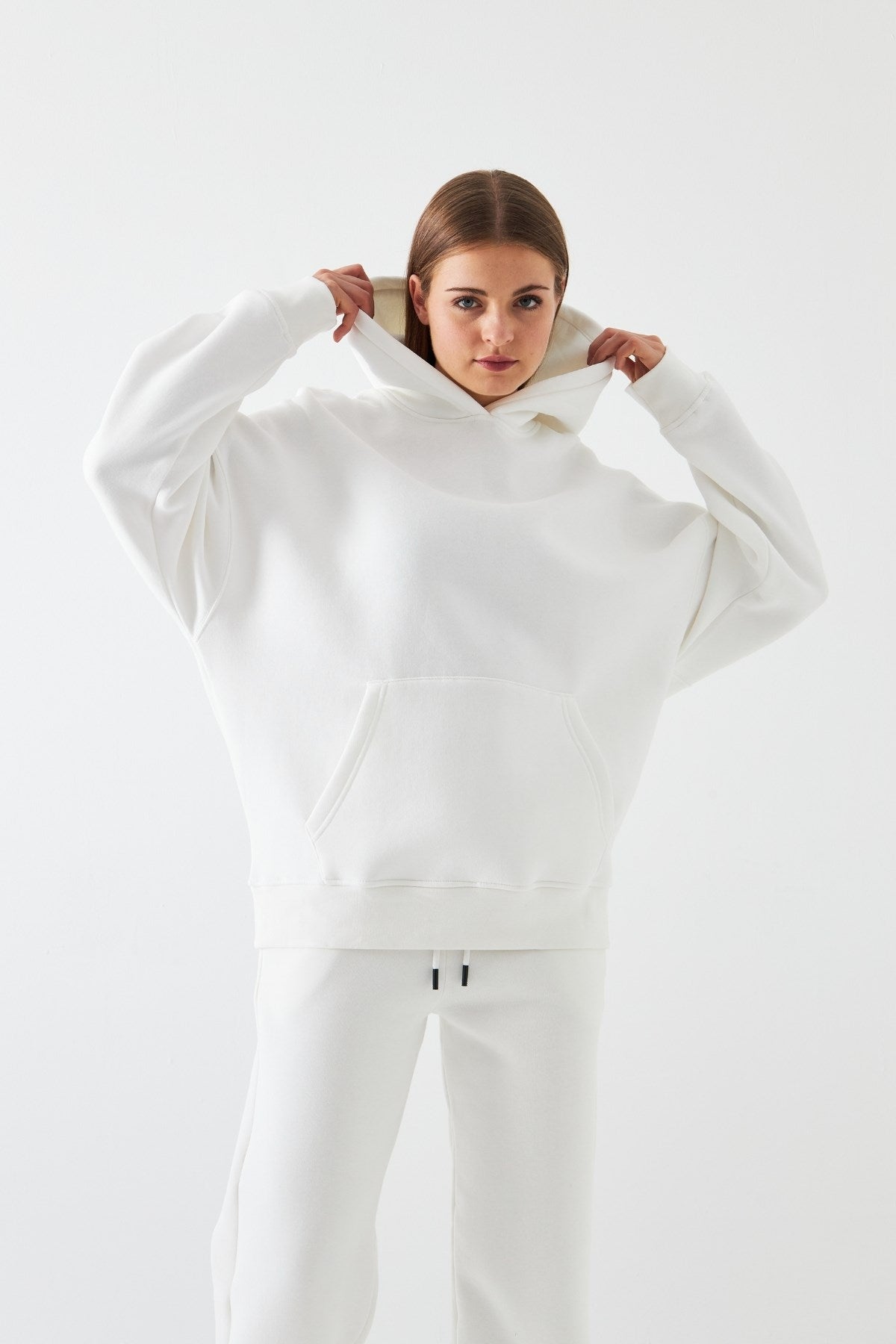 Oversize Unisex Sweatshirt Hoodie Beyaz – Kapüşonlu, 3 İplik Şardonlu Polar, Kanguru Cepli, Basic