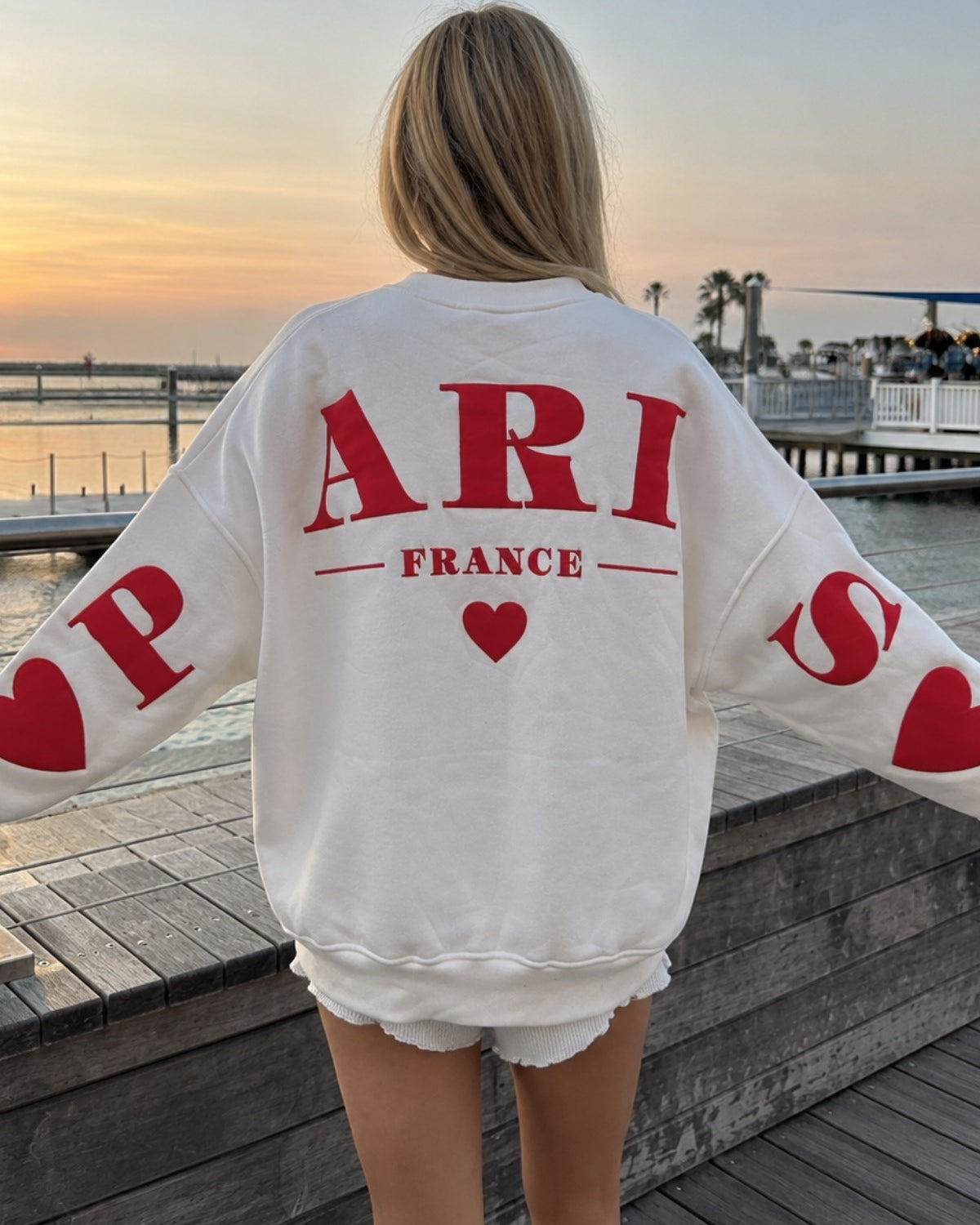 Kadın Oversize Sweatshirt Paris 3D Baskılı Beyaz – Bisiklet Yaka, Kol ve Sırt Baskılı, 3 İplik