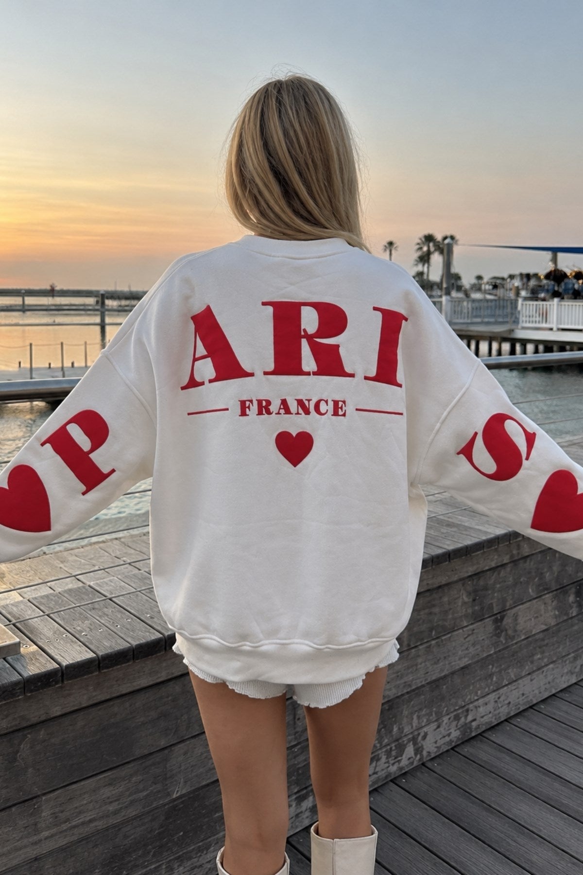 Kadın Oversize Sweatshirt Paris 3D Baskılı Beyaz – Bisiklet Yaka, Kol ve Sırt Baskılı, 3 İplik