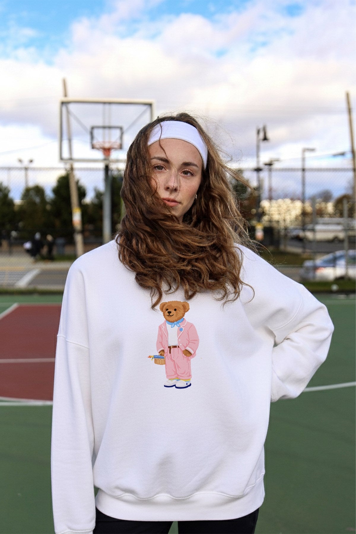 Kadın Oversize Sweatshirt Pink Suit Bear 3D Baskılı Beyaz – Bisiklet Yaka, 3 İplik Şardonlu Polar