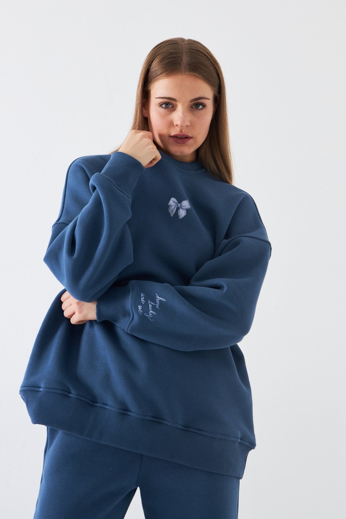 Kadın Oversize Sweatshirt How Lucky Are We Baskılı Marine – Bisiklet Yaka, 3 İplik Şardonlu Polar