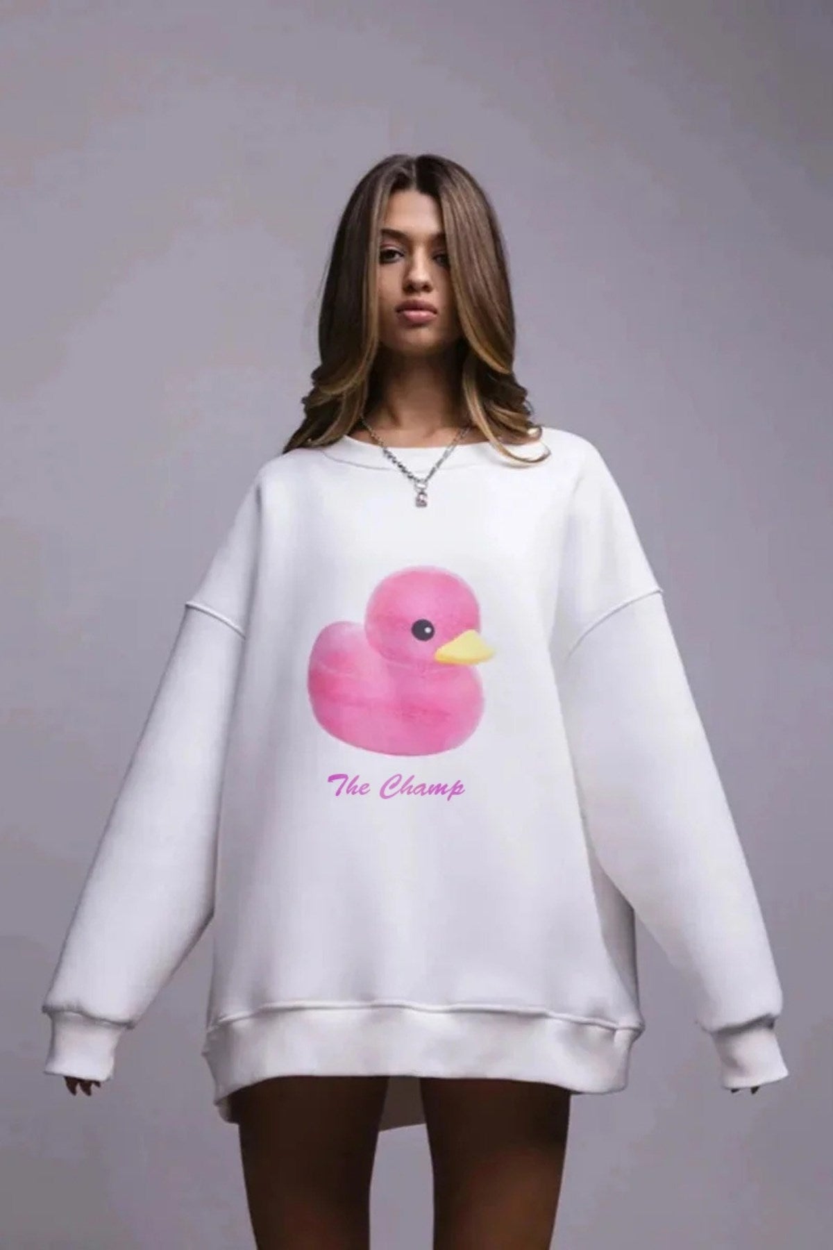 Kadın Beyaz Bisiklet Yaka Sweatshirt – Pembe Ördek Baskılı 3 İplik Şardonlu Oversize