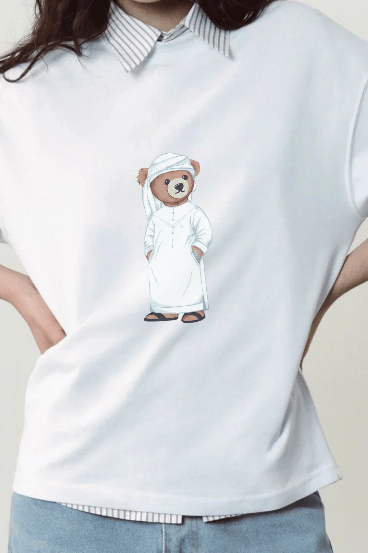 Kadın Oversize Tişört Emirati Bear Baskılı Beyaz – Bisiklet Yaka, Rahat Kalıp, %100 Pamuk