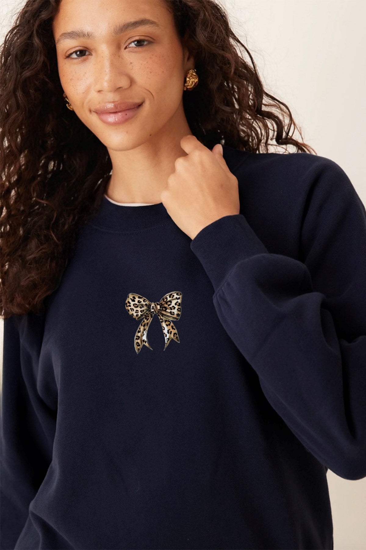 Kadın Oversize Sweatshirt Leo Kurdele Baskılı Lacivert – Bisiklet Yaka, 3 İplik Şardonlu Polar