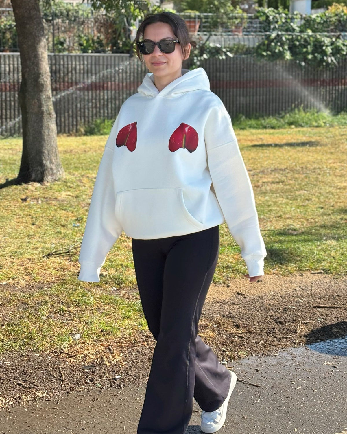 Oversize Kadın Sweatshirt Hoodie Flamingo Çiçeği Baskılı Beyaz – Kapüşonlu, Cepli, 3 İplik Polar