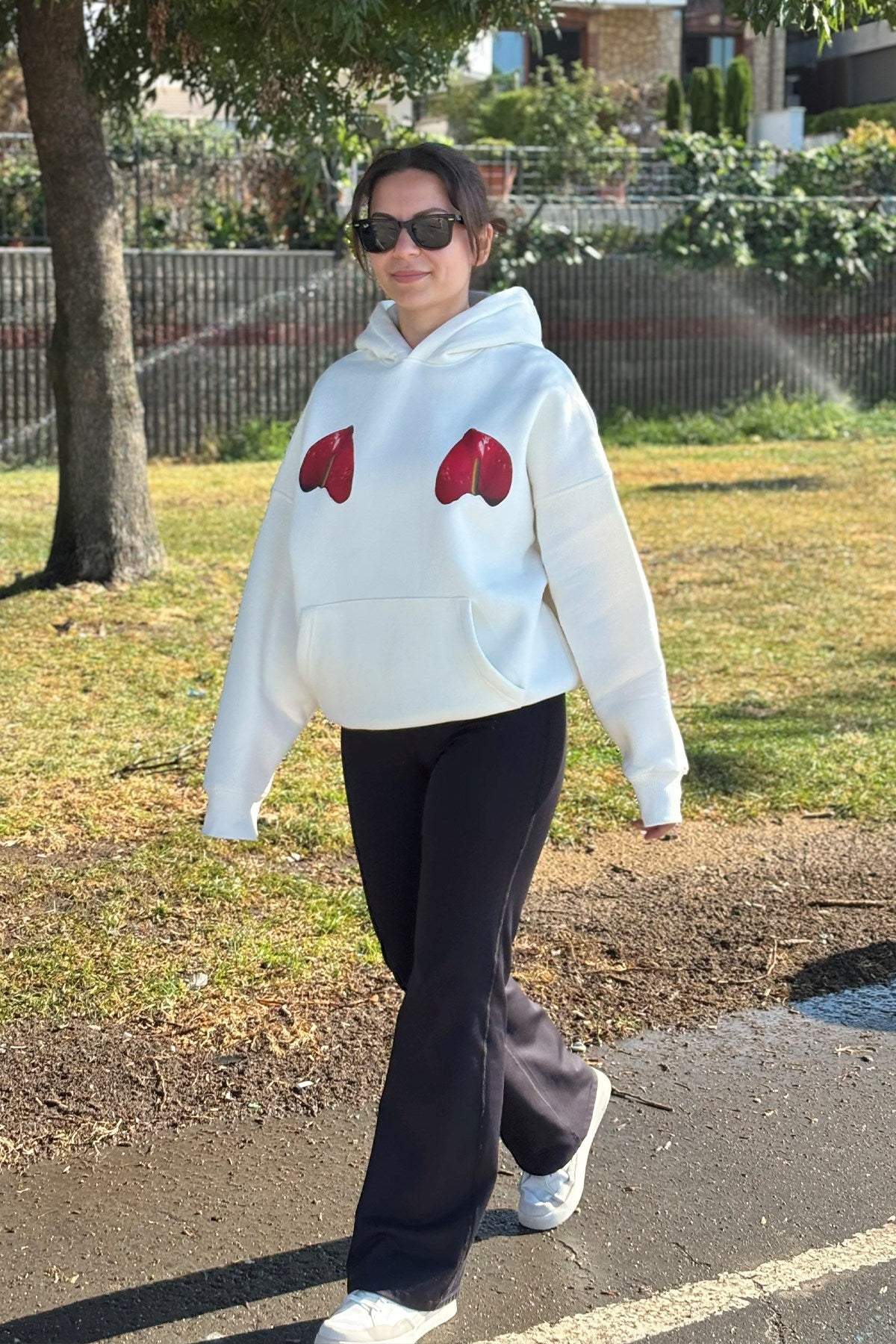 Oversize Kadın Sweatshirt Hoodie Flamingo Çiçeği Baskılı Beyaz – Kapüşonlu, Cepli, 3 İplik Polar
