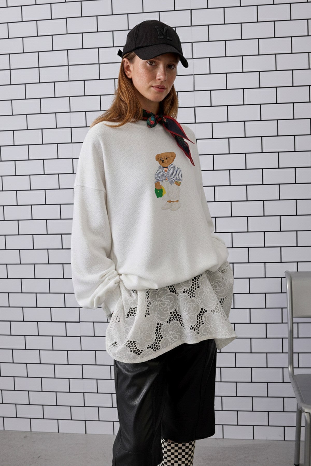 Kadın Oversize Sweatshirt City Club Bear Baskılı Beyaz – Bisiklet Yaka, 3 İplik Şardonlu Polar