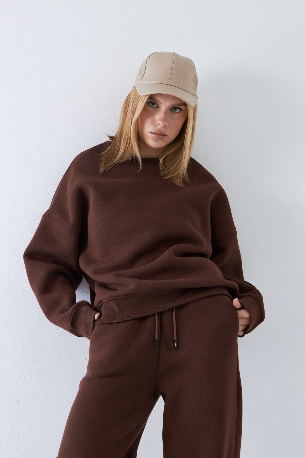 Unisex Oversize Eşofman Takımı Basic Kahverengi – Bisiklet Yaka, Bol Paça, 3 İplik Şardonlu Polar