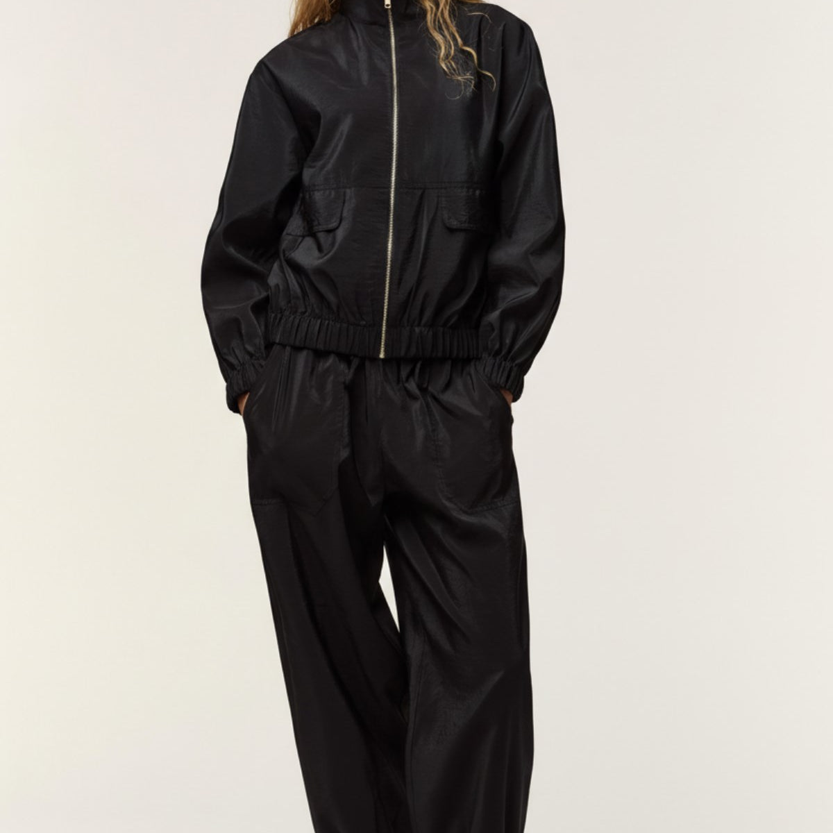 Kadın Paraşüt Kumaş Dik Yaka Bomber Ceket Siyah – Metal Fermuarlı, Kapak Cepli, Lastikli Bel & Paça