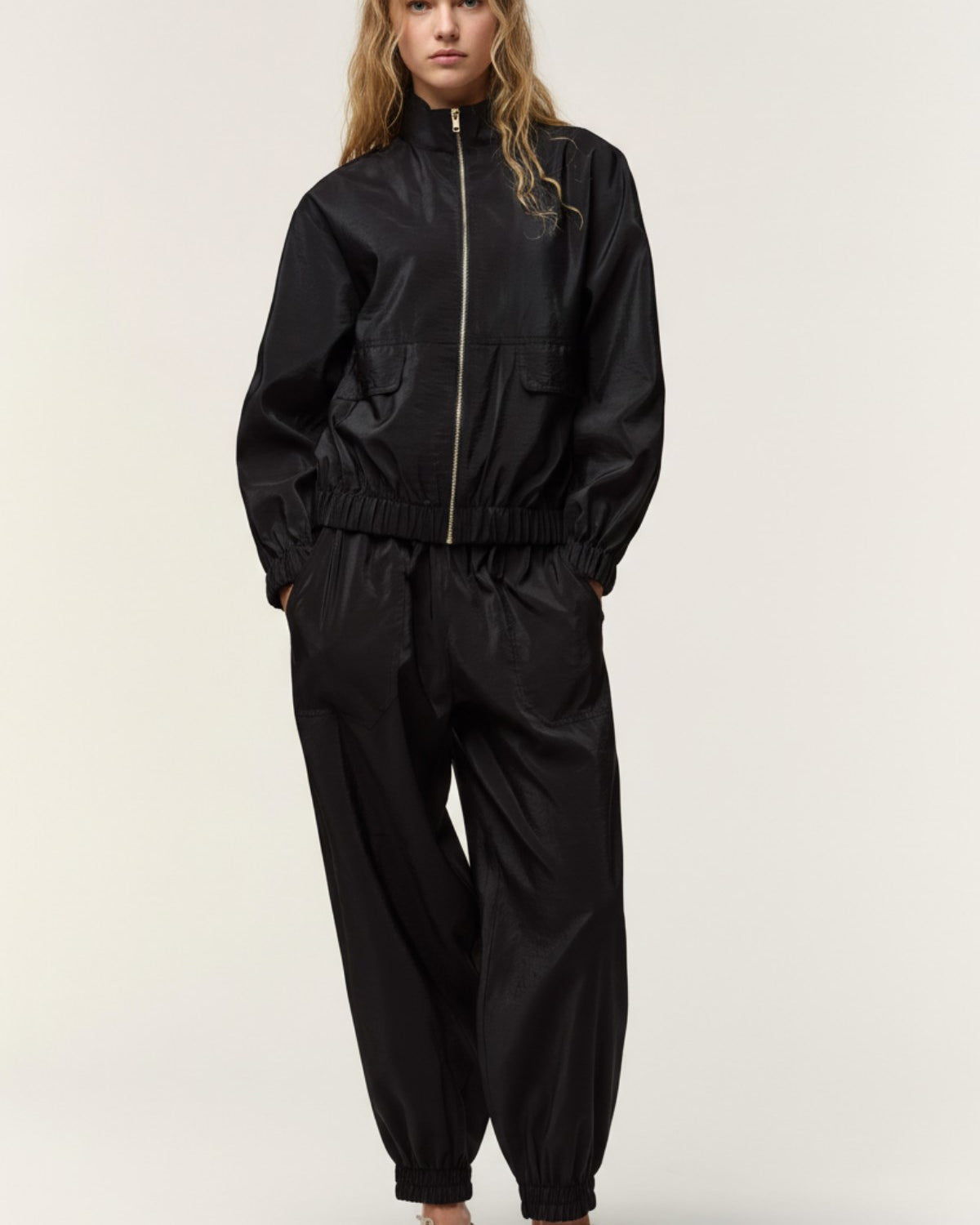 Kadın Paraşüt Kumaş Dik Yaka Bomber Ceket Siyah – Metal Fermuarlı, Kapak Cepli, Lastikli Bel & Paça