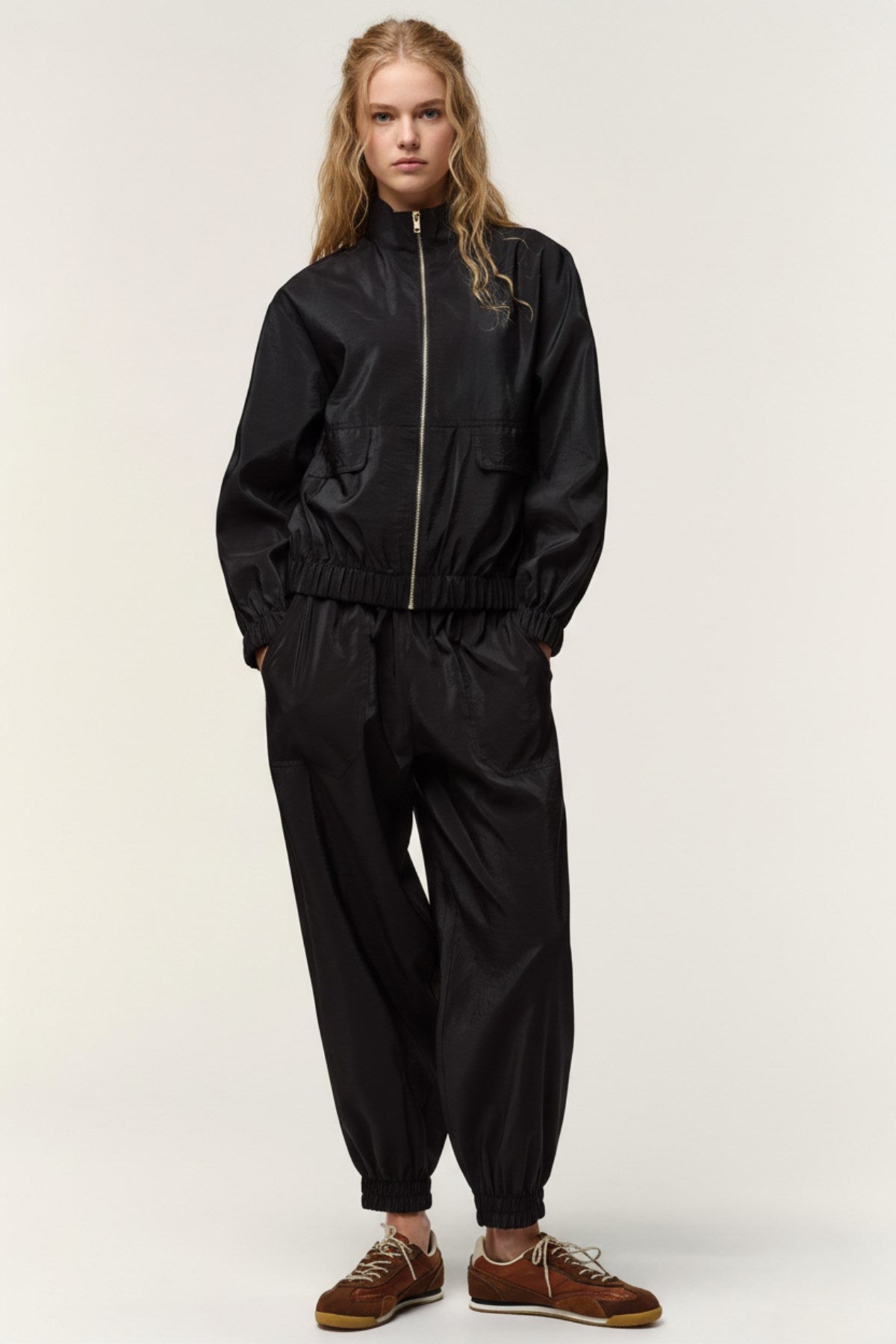 Kadın Paraşüt Kumaş Dik Yaka Bomber Ceket Siyah – Metal Fermuarlı, Kapak Cepli, Lastikli Bel & Paça