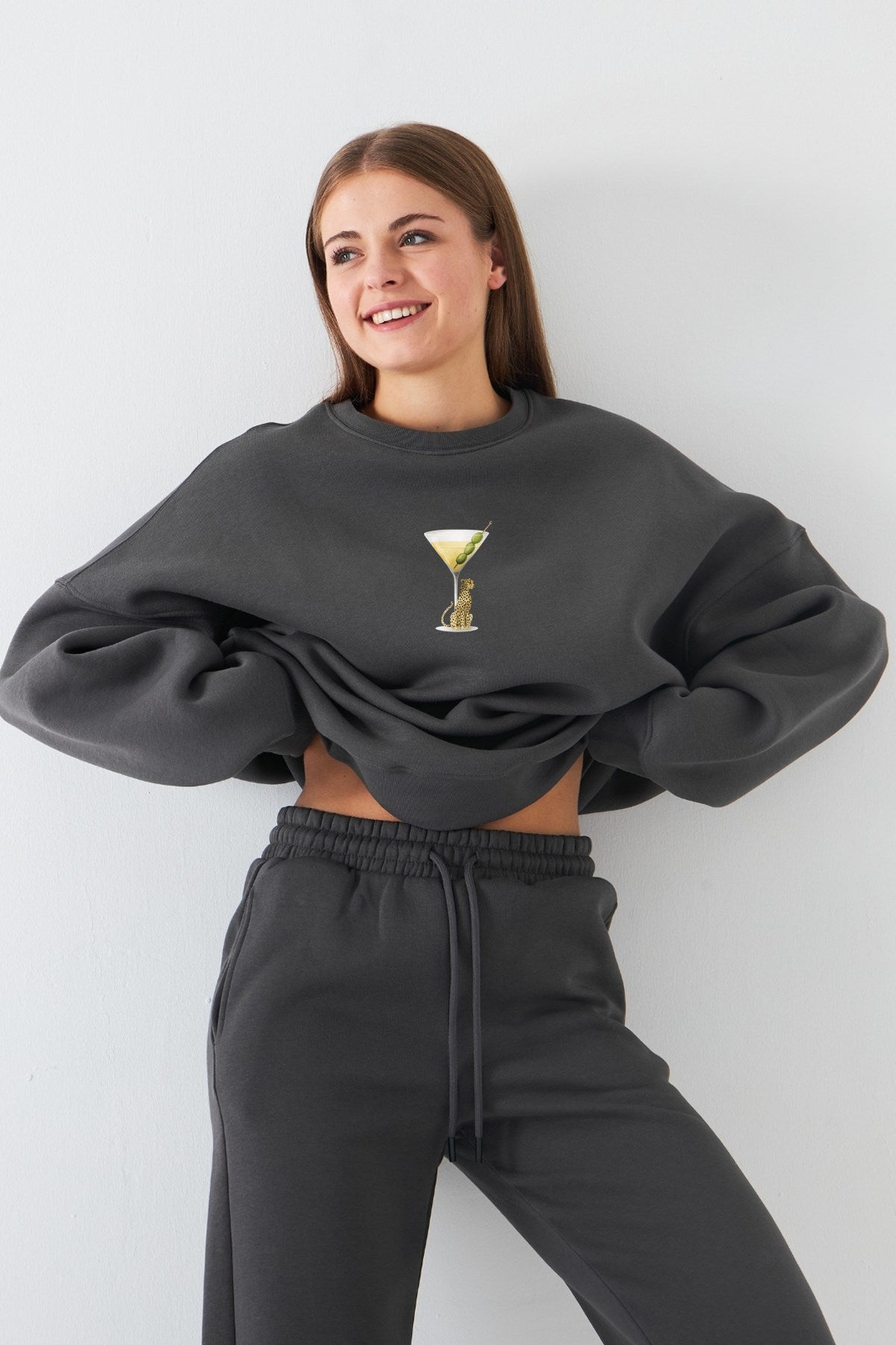 Kadın Oversize Sweatshirt Martini Leopard Baskılı Füme – Bisiklet Yaka, 3 İplik Şardonlu Polar