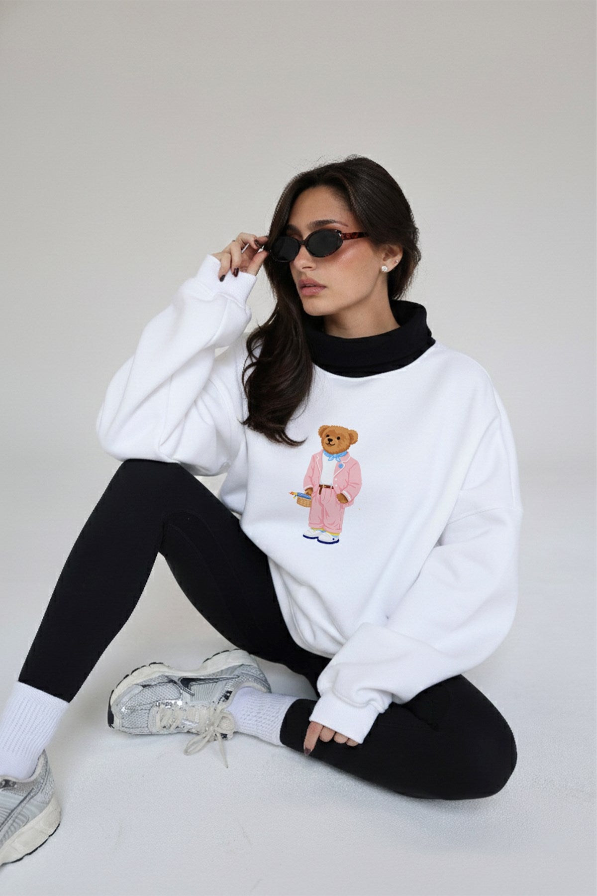 Kadın Oversize Sweatshirt Pink Suit Bear 3D Baskılı Beyaz – Bisiklet Yaka, 3 İplik Şardonlu Polar