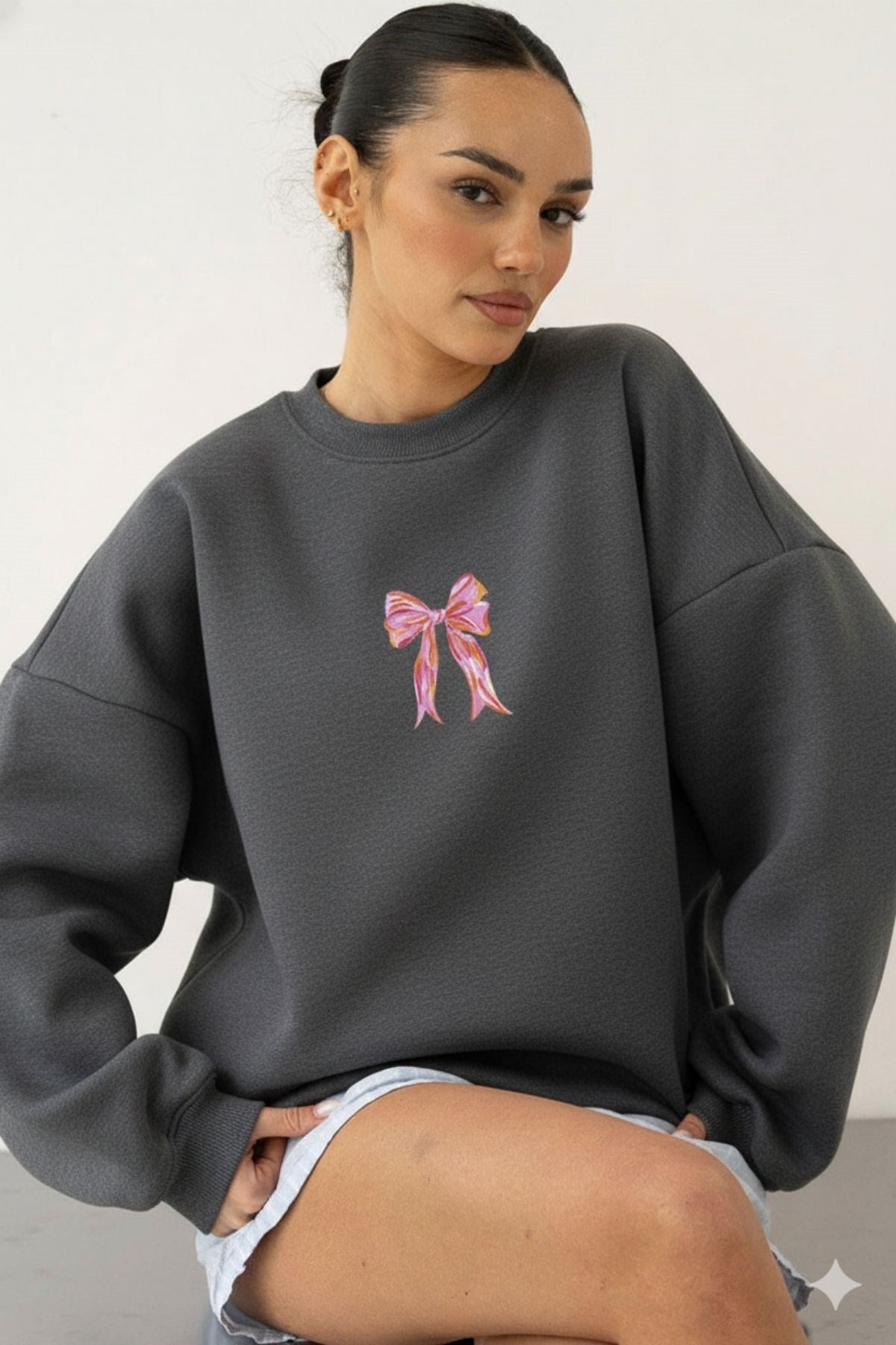 Kadın Oversize Sweatshirt Pembe Kurdele Baskılı Füme Melanj– Bisiklet Yaka, 3 İplik Şardonlu Polar