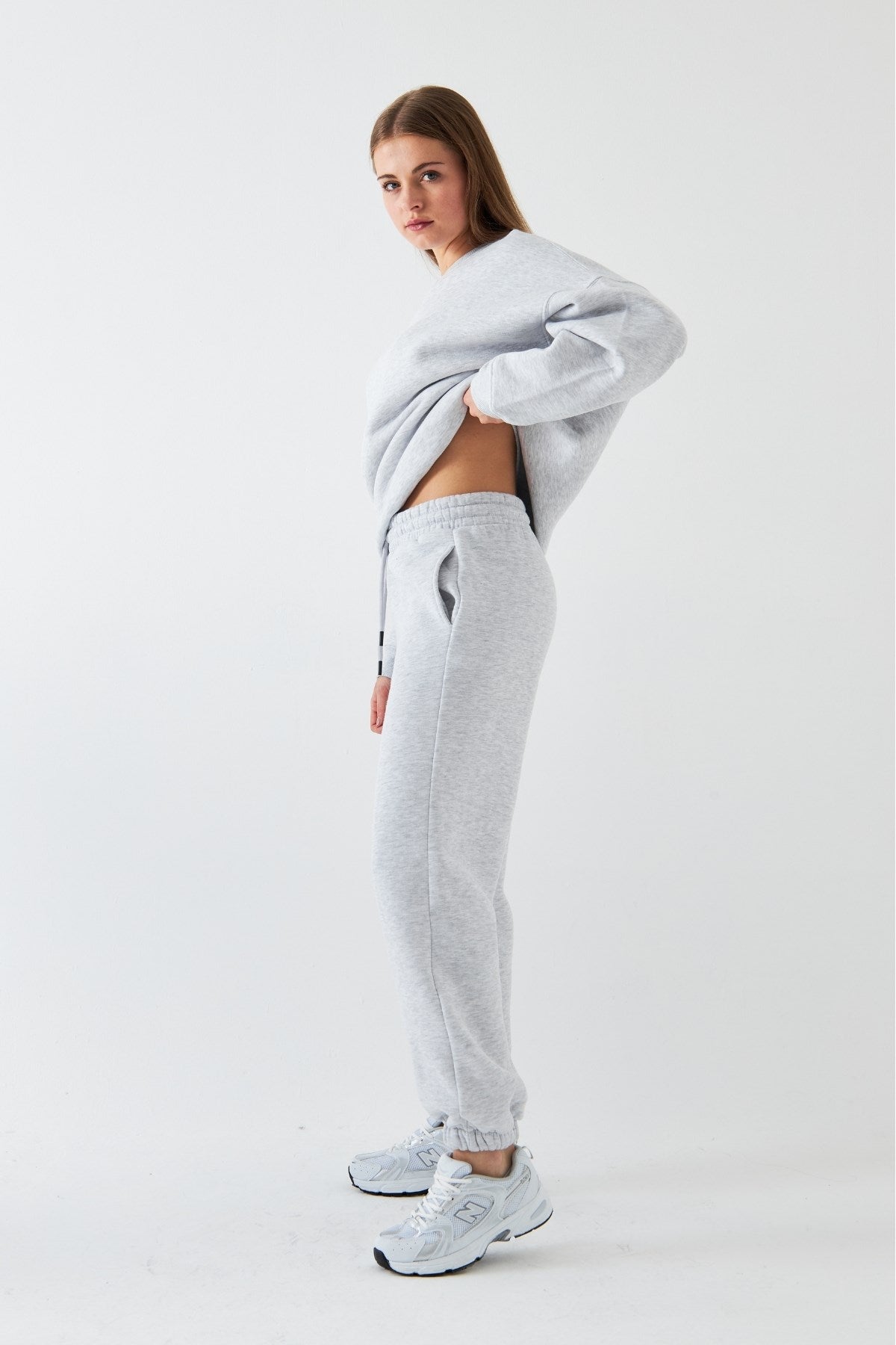 Unisex Oversize Eşofman Takımı Basic Gri – Bisiklet Yaka, Lastikli Paça, 3 İplik Şardonlu Polar