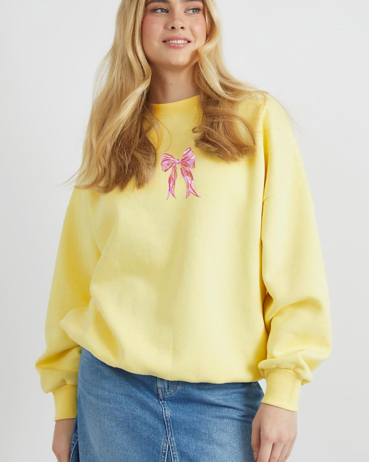 Kadın Oversize Sweatshirt Pembe Kurdele Baskılı Sarı – Bisiklet Yaka, 3 İplik Şardonlu Polar