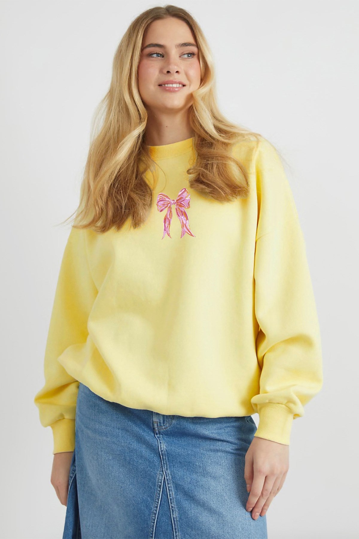 Kadın Oversize Sweatshirt Pembe Kurdele Baskılı Sarı – Bisiklet Yaka, 3 İplik Şardonlu Polar