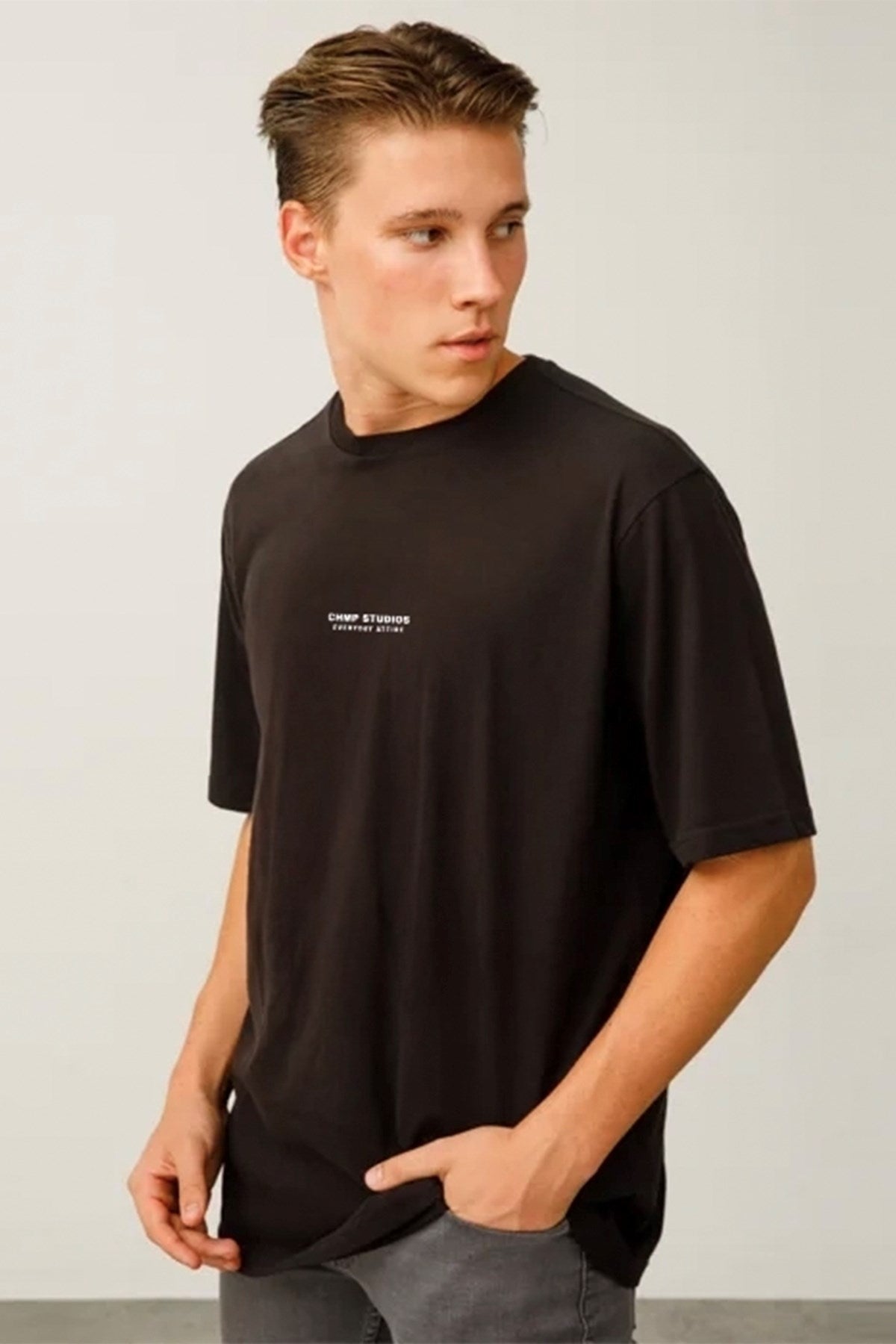 Erkek Oversize Tişört CHMP STUDIOS Baskılı Siyah – Bisiklet Yaka, %100 Pamuk Compact Süprem 24/1