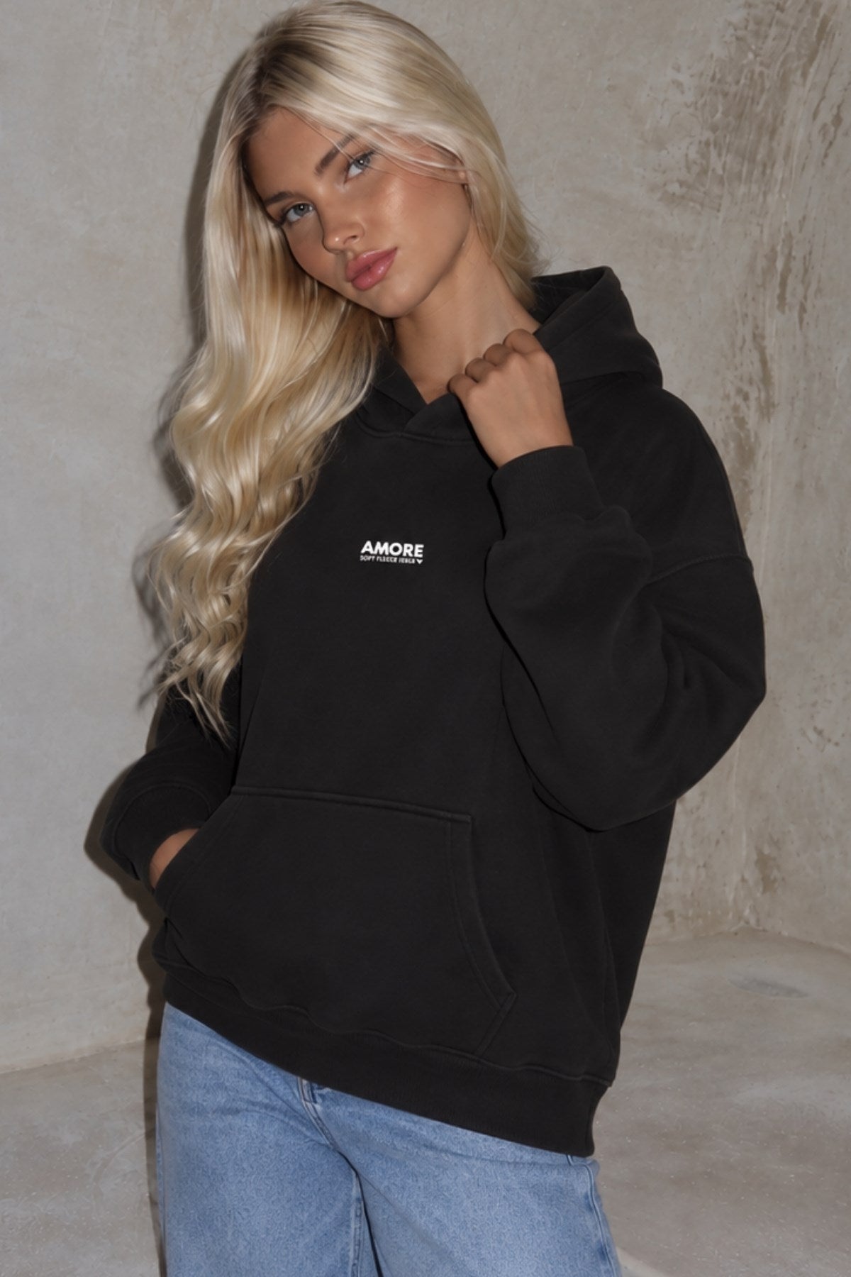 Kadın Oversize Hoodie Amore Baskılı Siyah – Kapüşonlu, Kanguru Cepli, 3 İplik Şardonlu Polar