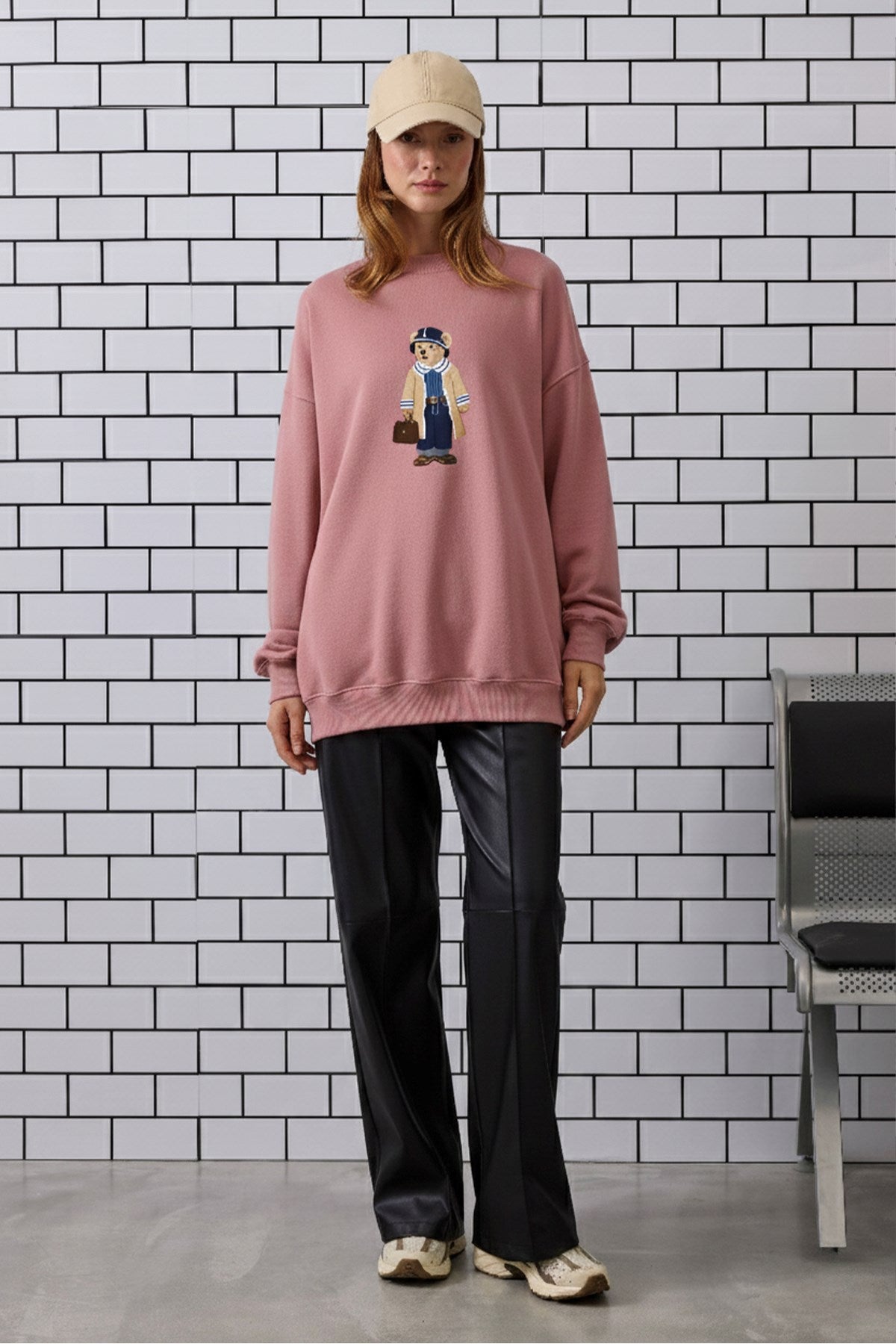Kadın Oversize Sweatshirt Traveler Bear Baskılı Pembe – Bisiklet Yaka, 3 İplik Şardonlu Polar