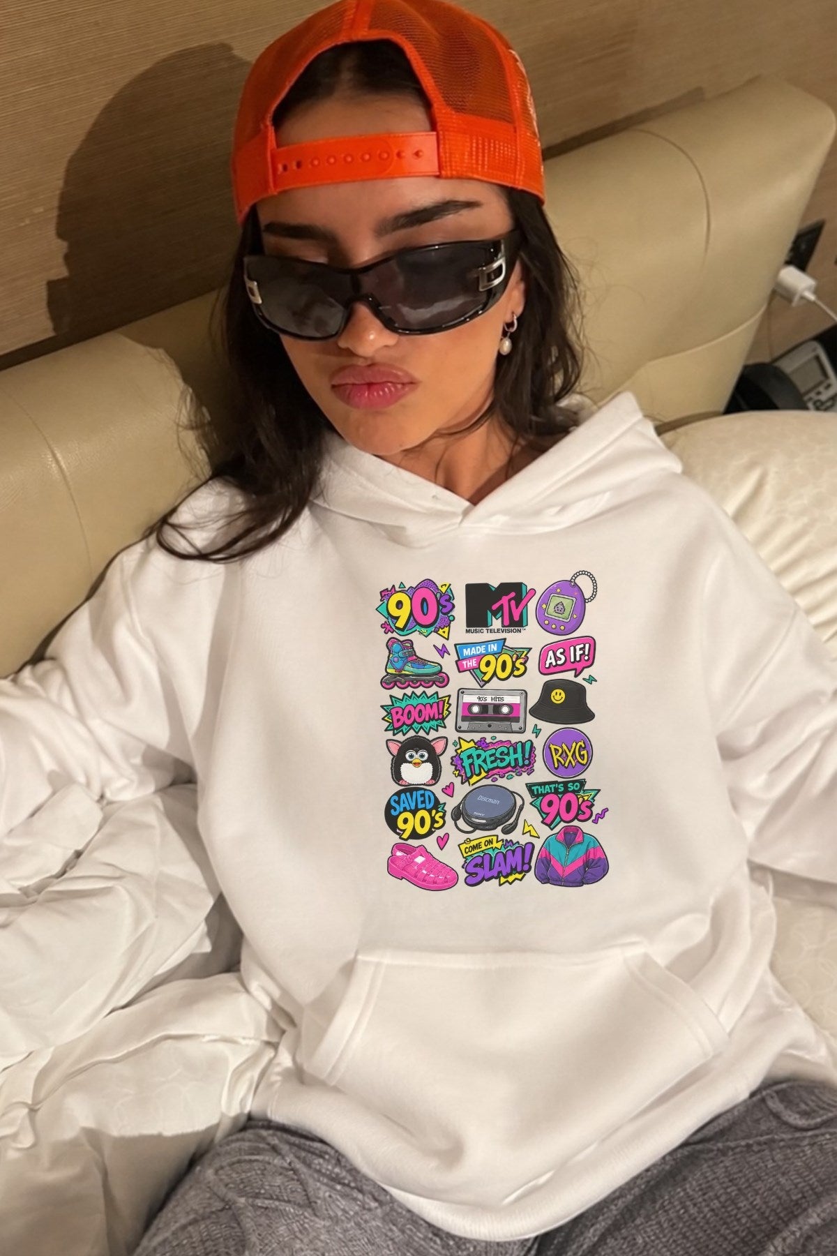 Kadın Oversize Hoodie Sweatshirt 90s Pop Patch Baskılı Beyaz – Kapüşonlu, Kanguru Cepli, 3 İplik