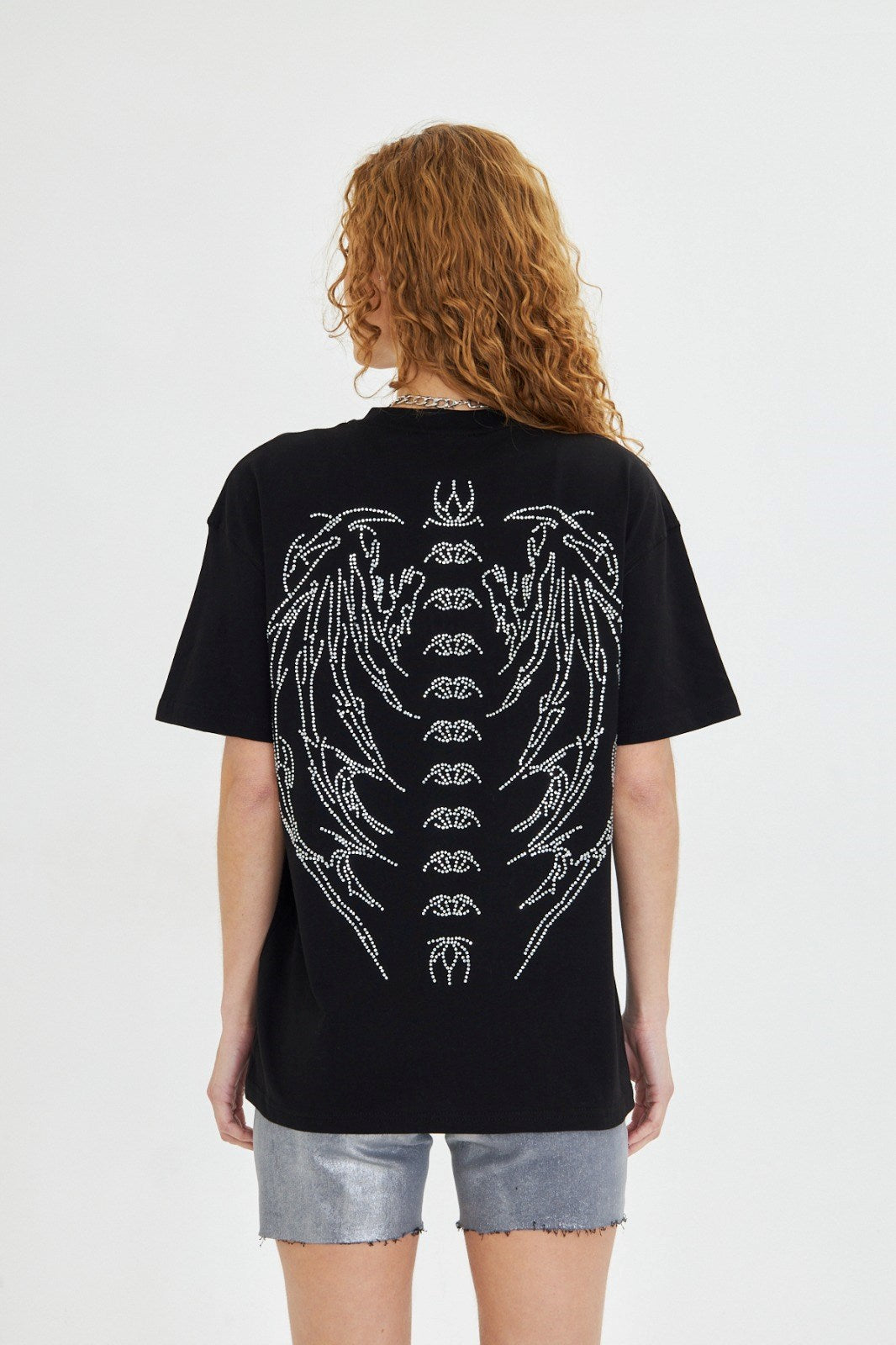 Kadın Siyah Taş İşlemeli Oversize Tişört – İskelet Desenli, Rock Tarzı, Streetwear