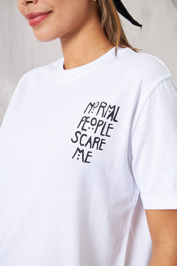 Normal People Scare Me Yazı Baskılı Beyaz Kadın T-Shirt