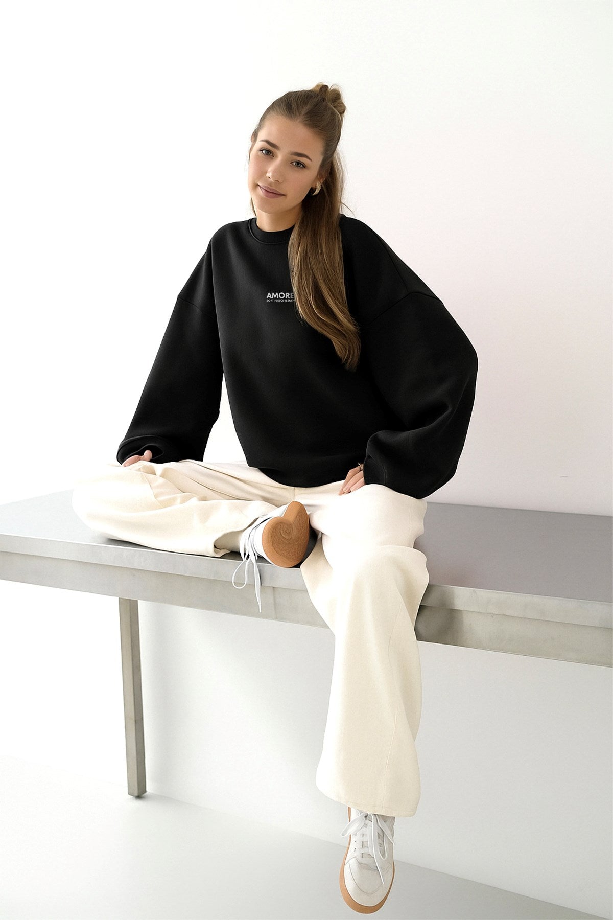 Kadın Oversize Sweatshirt AMORE Siyah – Bisiklet Yaka, 3 İplik Şardounlu Polar