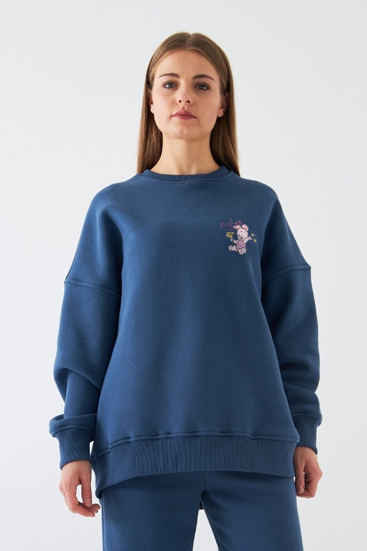 Kadın Oversize Sweatshirt Piglet Bloom Baskılı Marine – Bisiklet Yaka, 3 İplik Şardonlu Polar