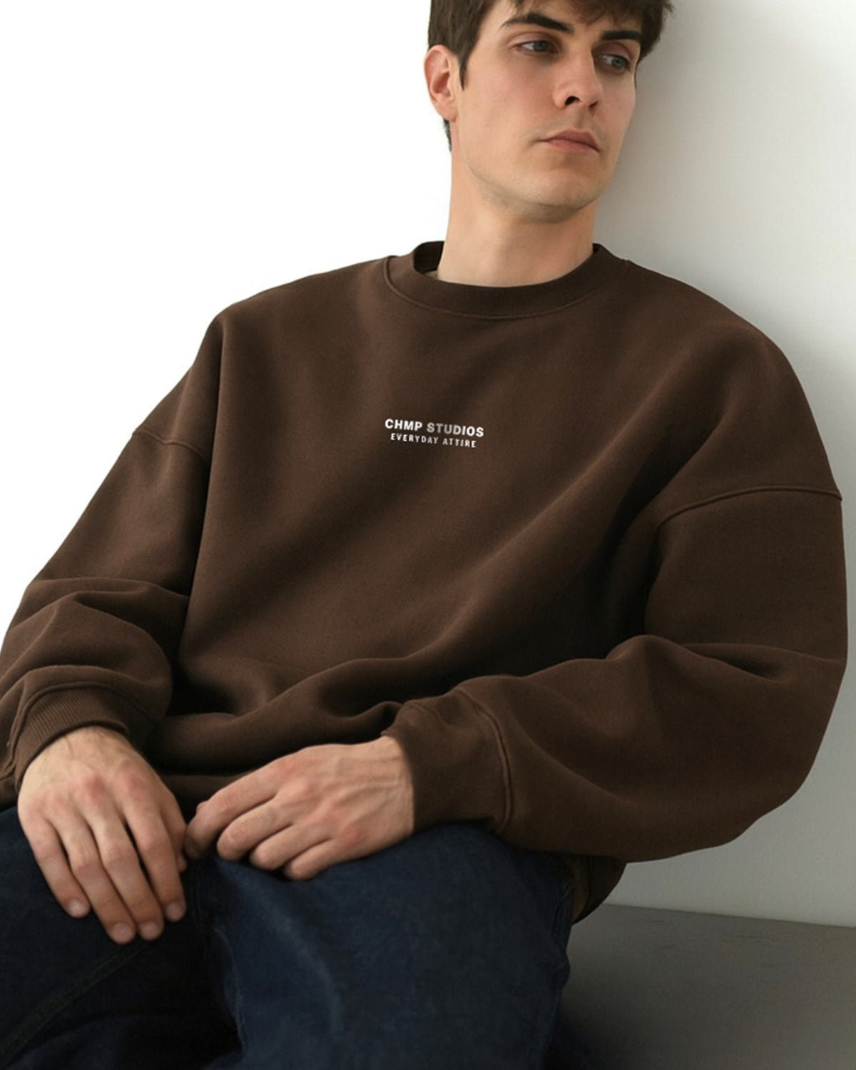 Erkek Oversize Sweatshirt CHMP STUDIOS Kahverengi – Bisiklet Yaka, 3 İplik Şardounlu Polar