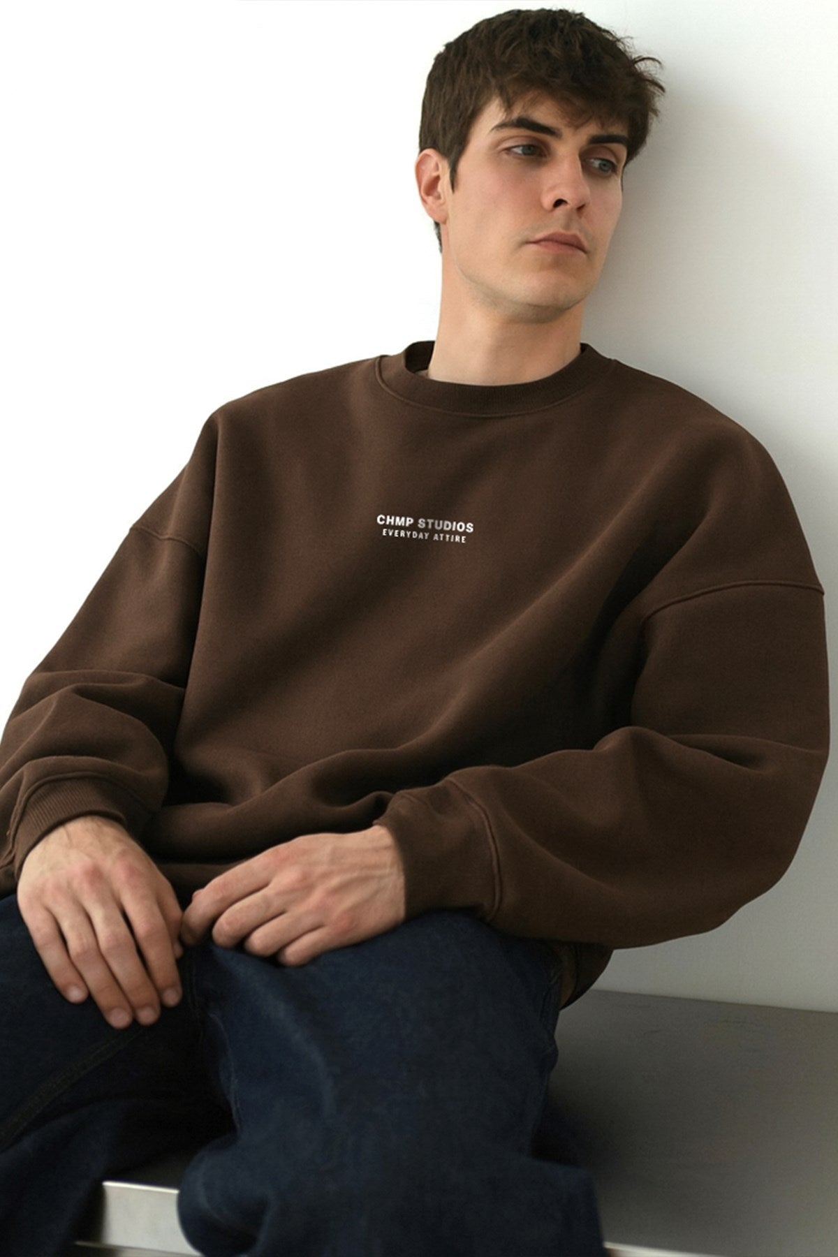 Erkek Oversize Sweatshirt CHMP STUDIOS Kahverengi – Bisiklet Yaka, 3 İplik Şardounlu Polar