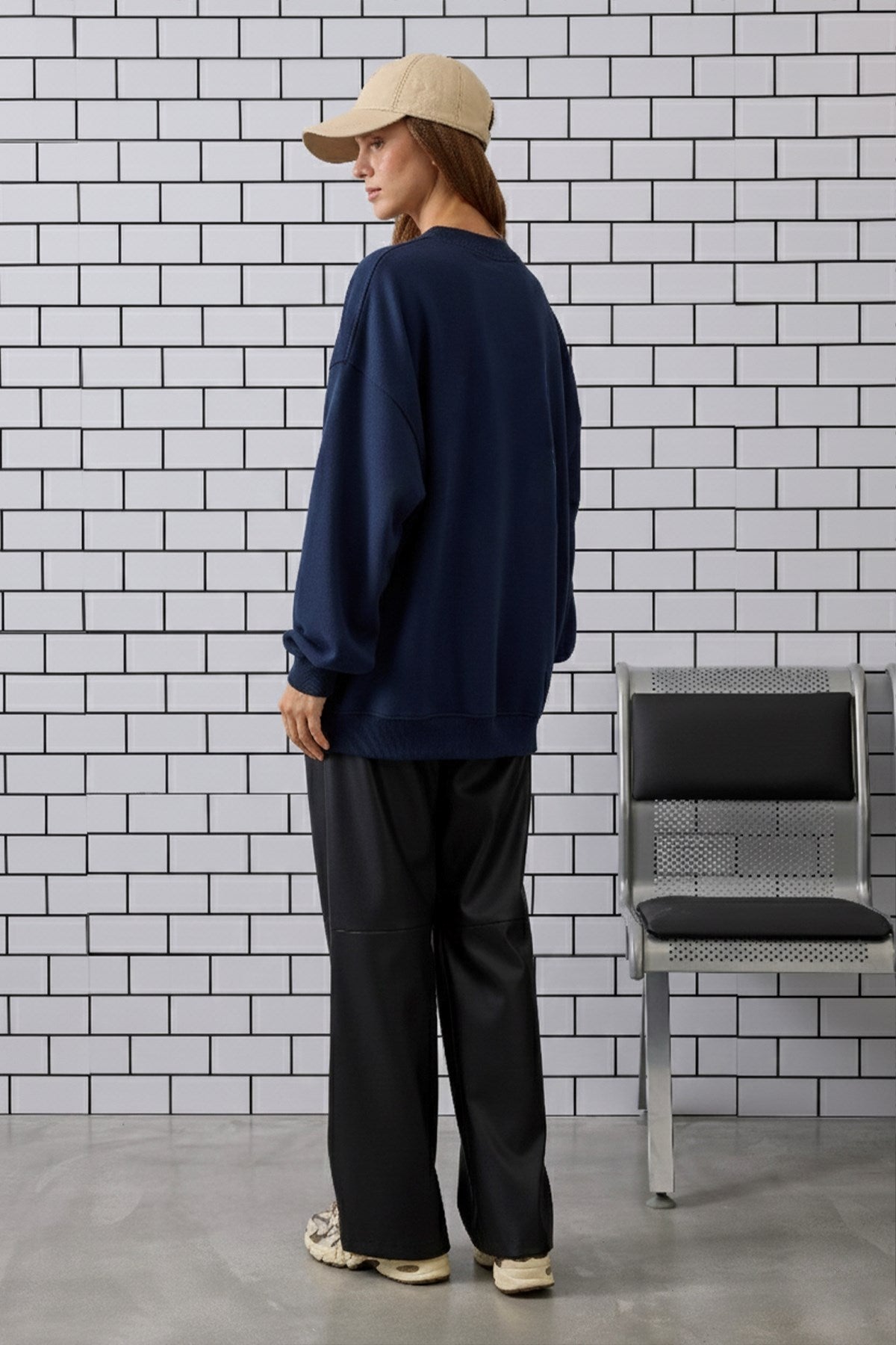 Kadın Oversize Sweatshirt Traveler Bear Baskılı Lacivert – Bisiklet Yaka, 3 İplik Şardonlu Polar