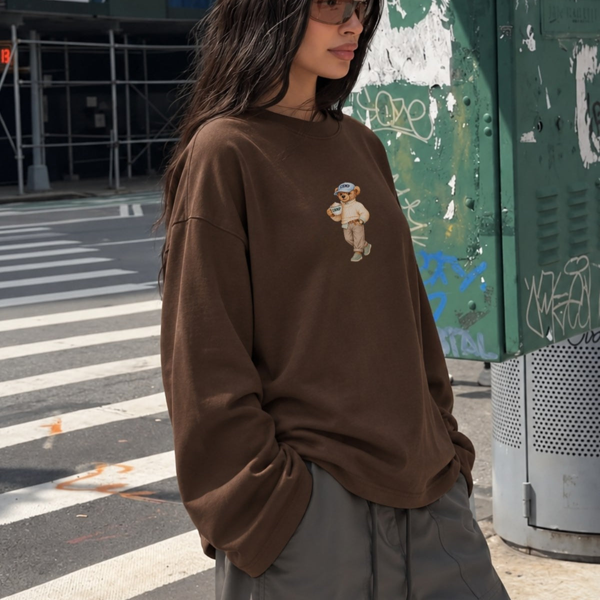 Kadın Relaxed Fit Sweatshirt Coffee Bear Baskılı Kahverengi – Bisiklet Yaka, 3 İplik Şardonsuz