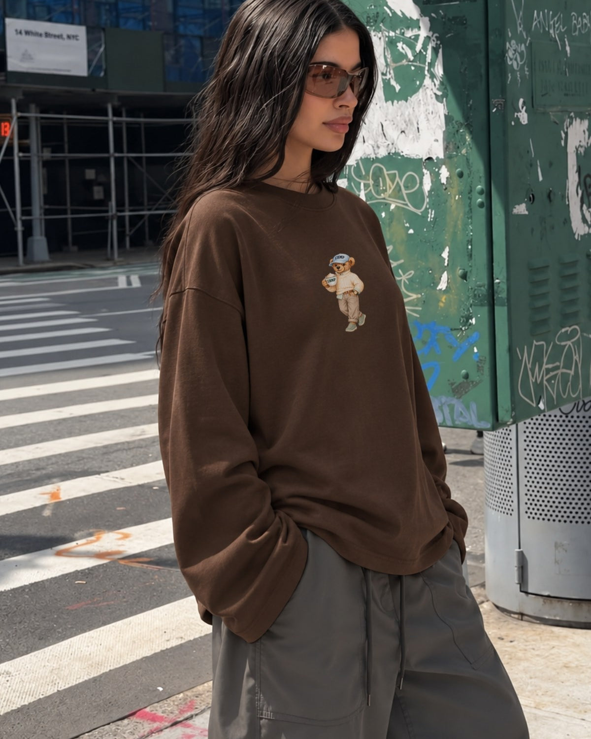 Kadın Relaxed Fit Sweatshirt Coffee Bear Baskılı Kahverengi – Bisiklet Yaka, 3 İplik Şardonsuz