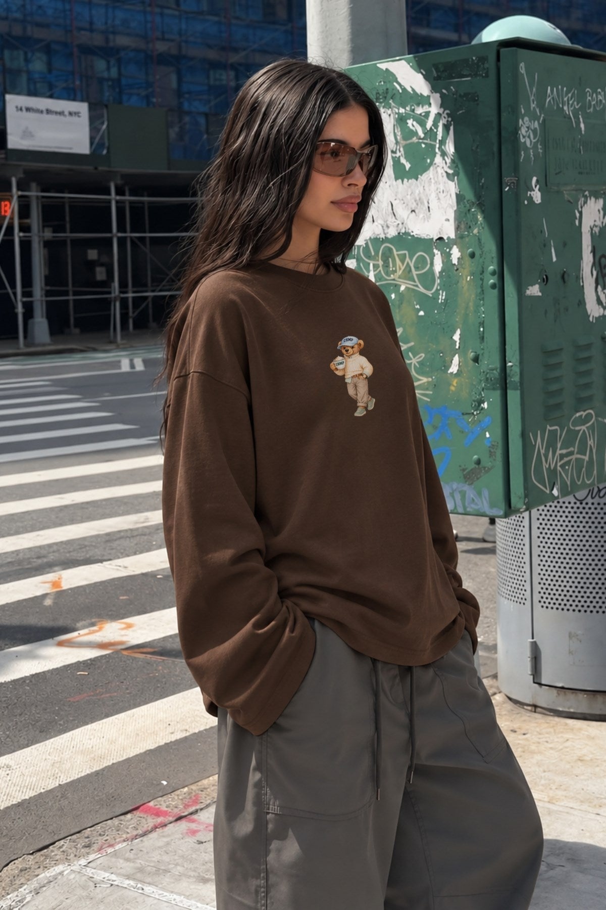 Kadın Relaxed Fit Sweatshirt Coffee Bear Baskılı Kahverengi – Bisiklet Yaka, 3 İplik Şardonsuz