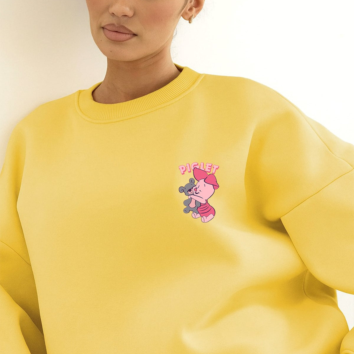 Kadın Oversize Sweatshirt Piglet Hugs Baskılı Sarı – Bisiklet Yaka, 3 İplik Şardonlu Polar