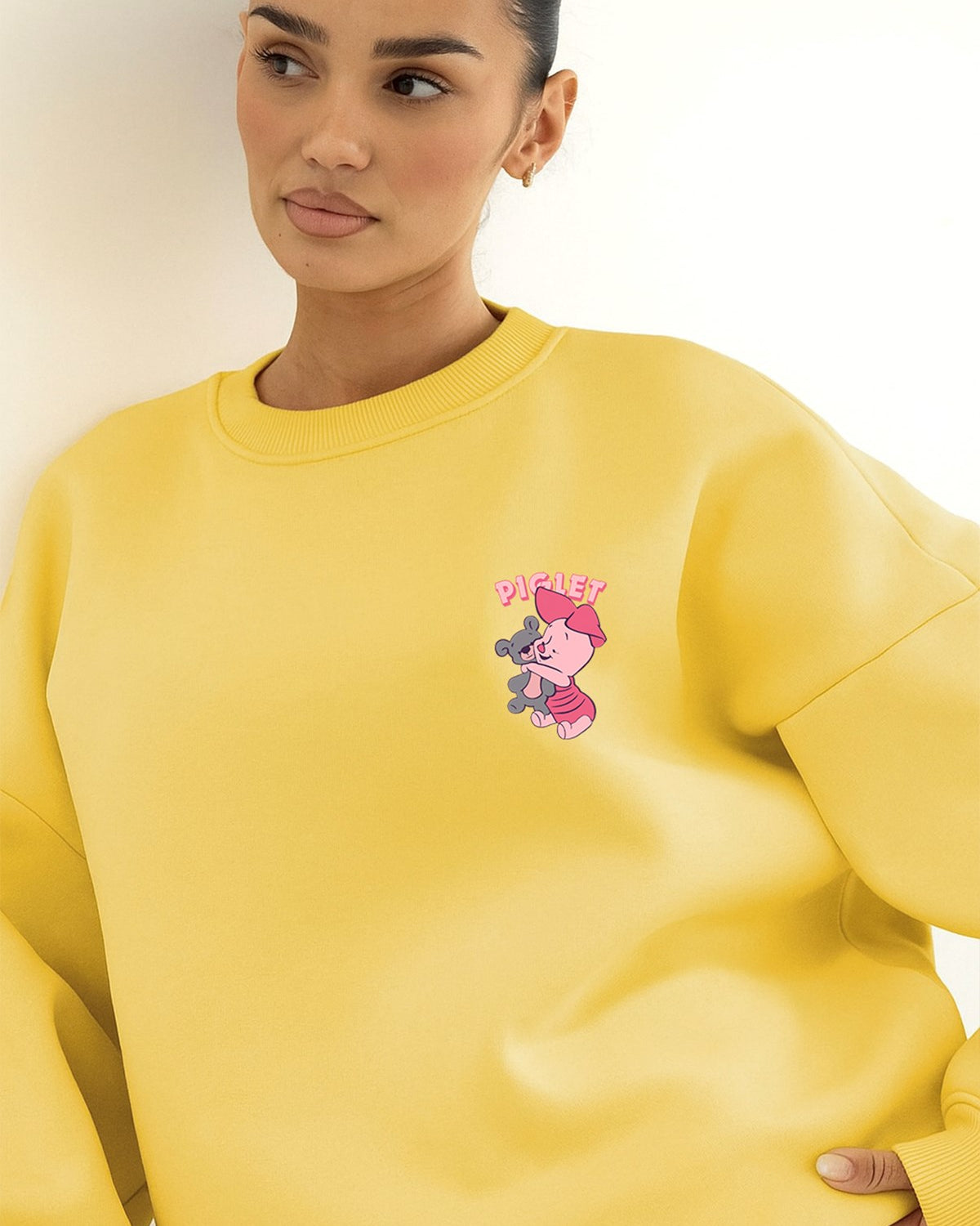 Kadın Oversize Sweatshirt Piglet Hugs Baskılı Sarı – Bisiklet Yaka, 3 İplik Şardonlu Polar