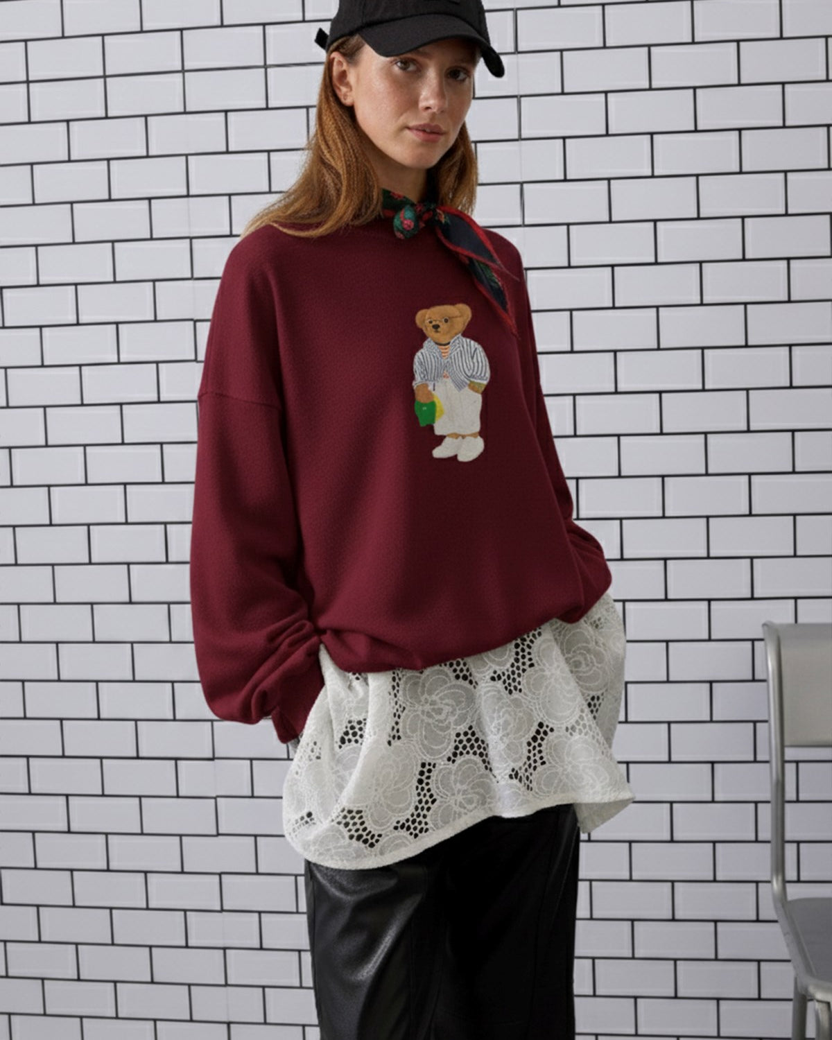 Kadın Oversize Sweatshirt City Club Bear Baskılı Bordo – Bisiklet Yaka, 3 İplik Şardonlu Polar