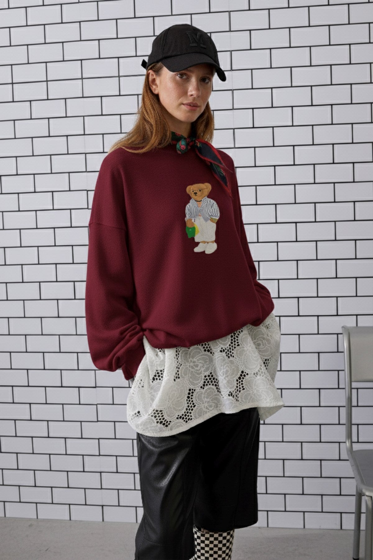 Kadın Oversize Sweatshirt City Club Bear Baskılı Bordo – Bisiklet Yaka, 3 İplik Şardonlu Polar