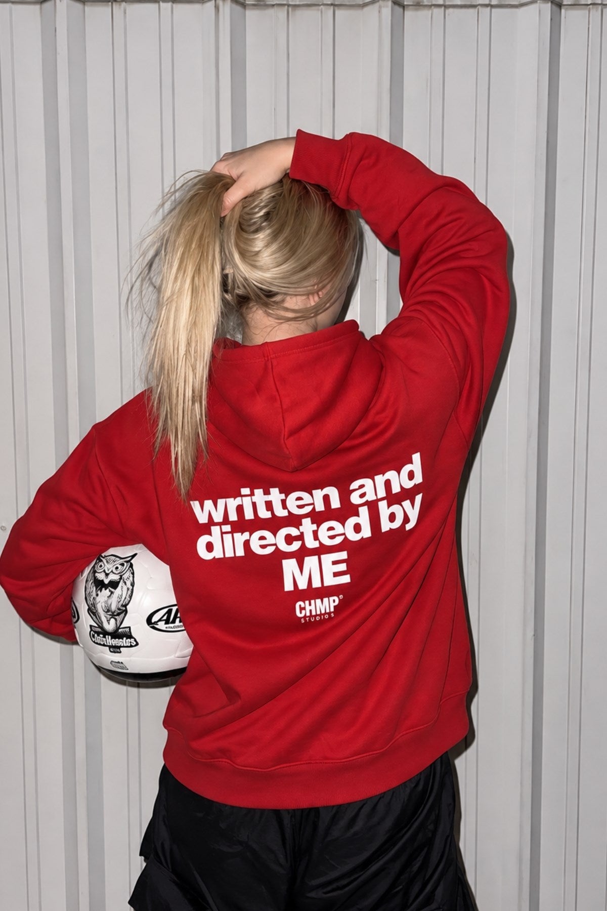 Kadın Oversize Hoodie Written & Directed Baskılı Kırmızı – Kapüşonlu, Sırt Baskılı, 3 İplik 