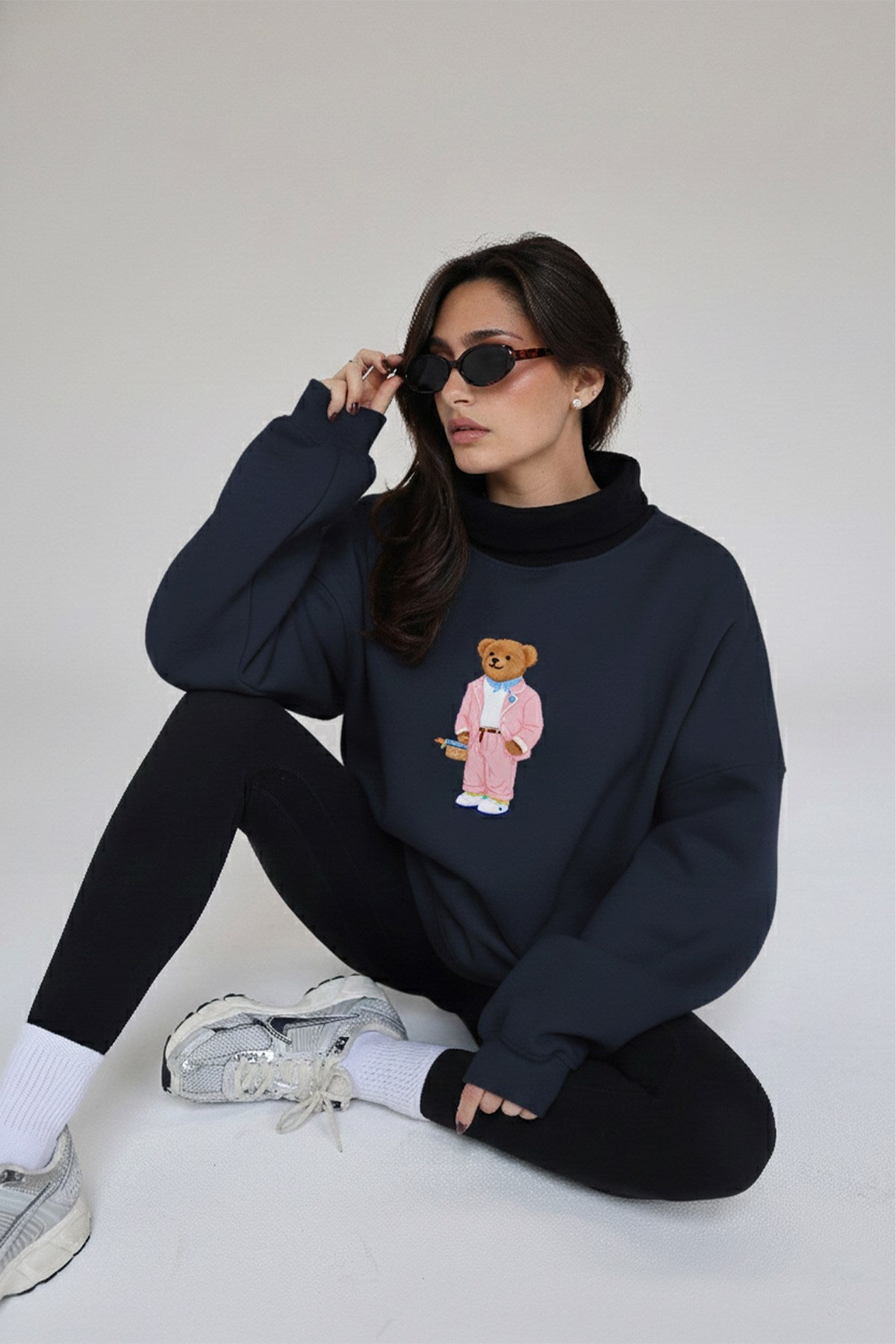 Kadın Oversize Sweatshirt Pink Suit Bear 3D Baskılı Lacivert – Bisiklet Yaka, 3 İplik Şardonlu Polar