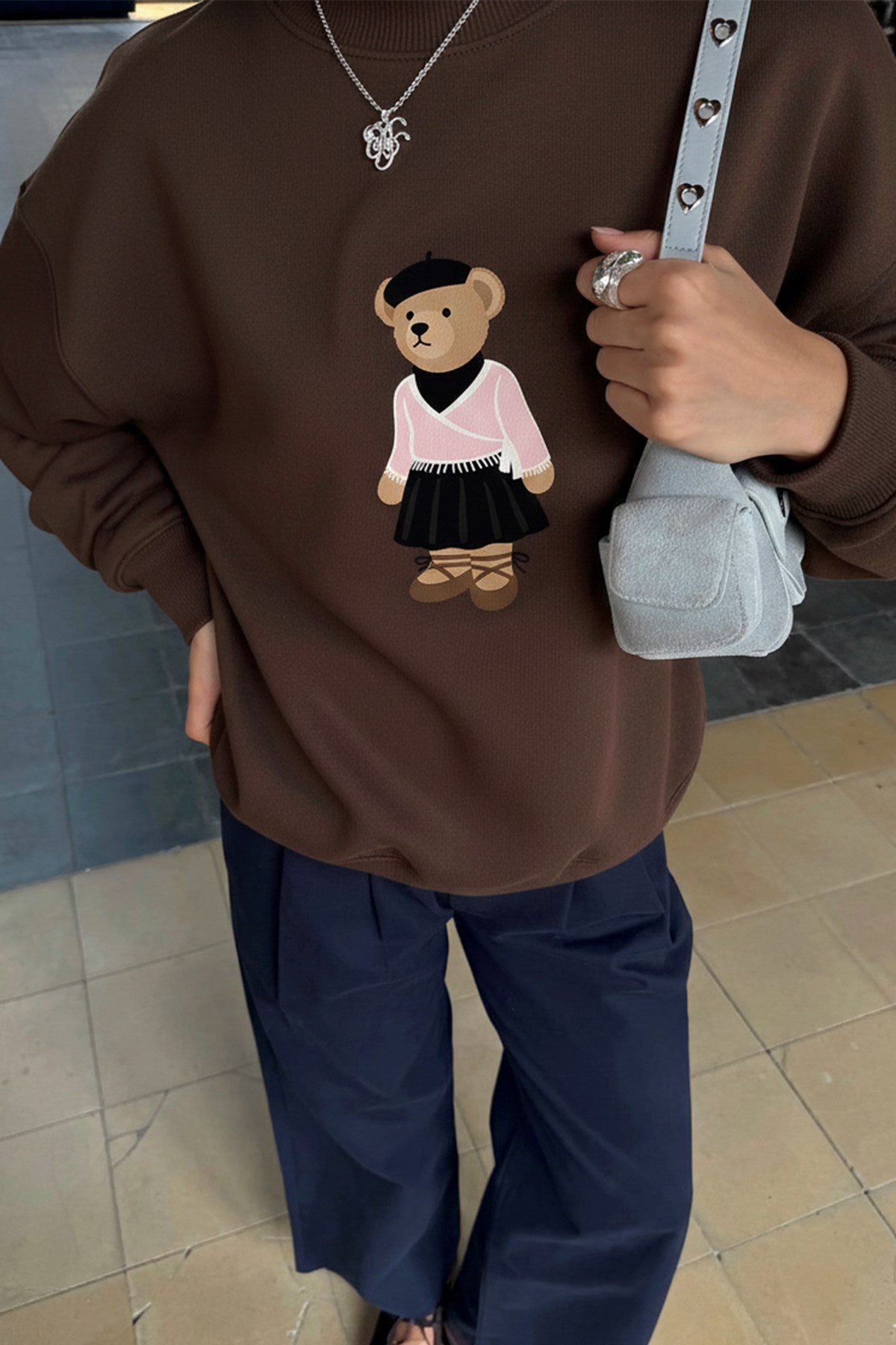 Kadın Oversize Sweatshirt Ballerina Bear Baskılı Kahverengi – Bisiklet Yaka, 3 İplik Şardonlu Polar