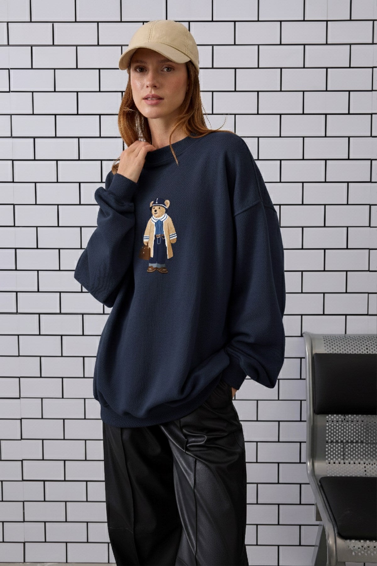 Kadın Oversize Sweatshirt Traveler Bear Baskılı Lacivert – Bisiklet Yaka, 3 İplik Şardonlu Polar